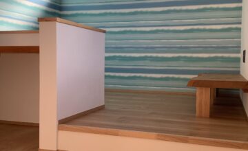 子ども室の勉強机とTV台は造り付けとなっています。カウンター材は以前住んでいたお家で使用していたものを再利用しました。壁のクロスは夏らしさをイメージしました。