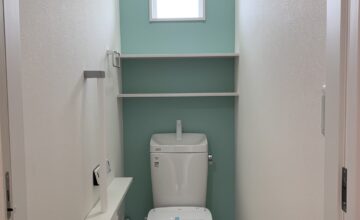 トイレはグリーンのアクセントクロスにしました。清潔感のある落ち着いた空間になりました。