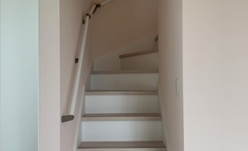 LDKから繋がる階段は、ピンクとホワイトを合わせることでインテリにもしっかりと馴染んでくれるデザインにしました。LDKに階段を設置しても寒くないのは高気密高断熱の高性能住宅ならではです。